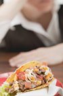Hackfleisch Taco über Tisch — Stockfoto