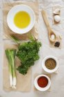 Ingredientes para pasta de especias orientales de chermoula en papel de hornear - foto de stock