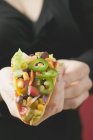 Femme tenant taco de légumes dans les mains, section médiane — Photo de stock