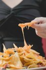 Hand nimmt Tortilla-Chip — Stockfoto