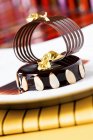 Pastel de chocolate con almendras en rodajas - foto de stock
