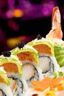 Rolos de sushi tempura de camarão com atum — Fotografia de Stock