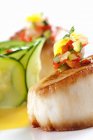Closeup view of pan seared scallop with vegetable garnish — Stock Photo