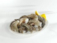 Crevettes fraîches sur assiette — Photo de stock
