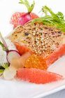 Tasmanischer Meerforellenbauch mit Sesam, Knoblauch, Radieschen, Vanillerogen, Grapefruit und weißer Soja — Stockfoto