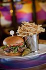 Rinderfilet-Burger mit geräuchertem Speck — Stockfoto