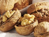 Цельные и наполовину грецкие орехи — стоковое фото