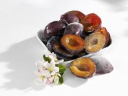 Frozen sliced plums — Stock Photo