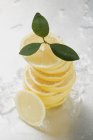 Gestapelte Zitronenscheiben — Stockfoto