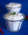 Варёный белый рис и красный чили — стоковое фото