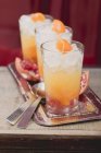 Primo piano vista di tre bevande fruttate con arancia e melograno — Foto stock