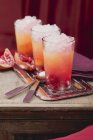 Nahaufnahme von drei fruchtigen Getränken mit Orange und Granatapfel — Stockfoto
