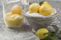 Соленые лимоны в миске — стоковое фото