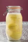 Крупним планом мариновані лимони в скляній банці — стокове фото