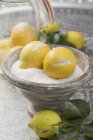 Соленые лимоны в миске — стоковое фото