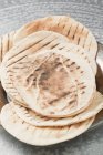 Жареный плоский хлеб в металлической пластине — стоковое фото