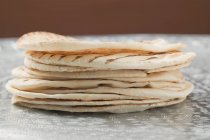 Стос з грильованих плоских хлібів — стокове фото