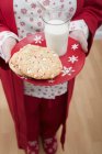 Mujer sosteniendo galletas de Navidad - foto de stock