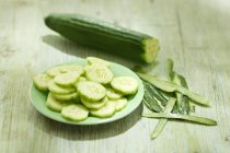 Concombre coupé en deux et tranché — Photo de stock