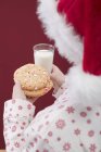 Жінка в різдвяному капелюсі тримає печиво — стокове фото