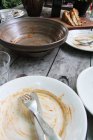 A visão de close-up de uns pratos sujos com a comida permanece na mesa de madeira — Fotografia de Stock