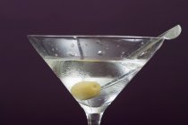 Martini avec olive en verre — Photo de stock