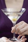 Femme exploitation Martini avec olive — Photo de stock