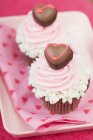 Два кекса на День Святого Валентина — стоковое фото