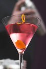 Космополітанський коктейль в елегантному келиху — стокове фото