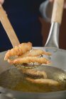 Cooking Deep-frying prawns in wok — Stock Photo