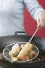 Donna friggere involtini primavera nel wok — Foto stock