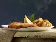 Ескалоп зі смаженою картоплею — стокове фото