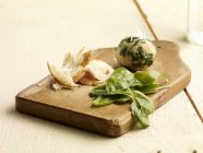 Spinatknödel mit Zutaten auf Holztisch — Stockfoto
