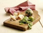 Boulettes d'épinards avec des ingrédients sur le bureau en bois sur la table — Photo de stock