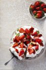 Cream cake topped with strawberries — Stock Photo