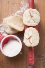 Biscuits aux amandes avec rouleau à pâtisserie — Photo de stock