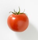 Свежий спелый помидор — стоковое фото