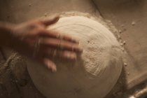 Рука обприскування хліба — стокове фото