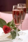 Glasses of pink champagne — Stock Photo
