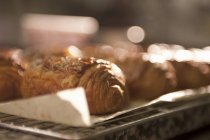 Croissants recém-assados — Fotografia de Stock
