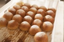 Rouleaux de pain fraîchement cuits — Photo de stock