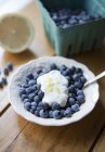 Frische Blaubeeren mit Joghurt — Stockfoto