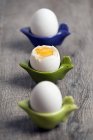Uova sode in coppe d'uovo — Foto stock