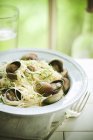 Паста-спагетти с моллюсками — стоковое фото