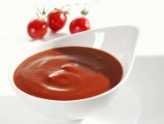 Ketchup de tomate en plato - foto de stock
