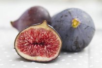 Red figs with juicy half — Stock Photo