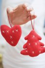 Mano hembra sosteniendo adornos del árbol de Navidad - foto de stock