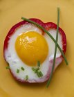 Фарширований перець, наповнений смаженим яйцем — стокове фото