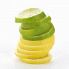 Fatias empilhadas de limão e limão — Fotografia de Stock