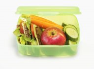 Вид крупним планом на здорову обідню коробку з бутербродами, яблуками та овочами — стокове фото